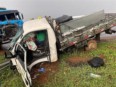 Colis O Entre Caminh Es Deixa Homem Grave Fratura Exposta Na Br