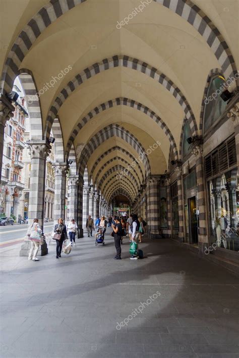 G Nova Italia De Septiembre De Vista A Lo Largo De La Calle