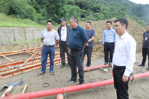 魏长旗赴背崩乡西让村、地东村调研小康村建设工作