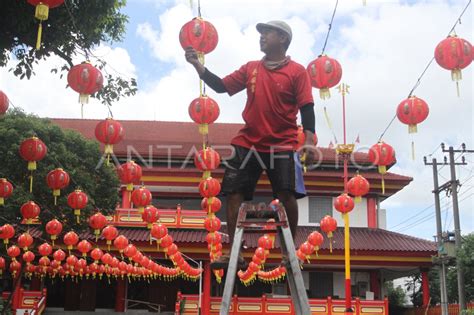 Persiapan Jelang Imlek Di Kelenteng En Ang Kiong Antara Foto