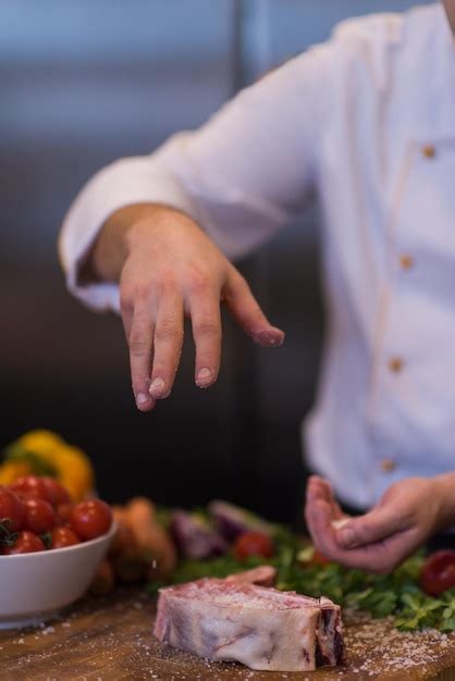 M Os Do Master Chef Colocando Sal Em Uma Suculenta Fatia De Bife Cru