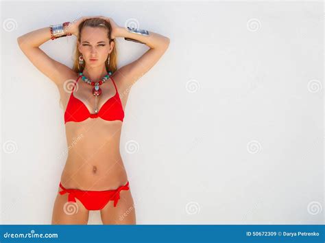 Sexy Junge Blonde Moderne Frau In Einem Roten Bikini Stockbild Bild Von Attraktiv Erholung