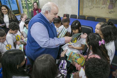 o prefeito estudantes aprendem sobre a história de Curitiba