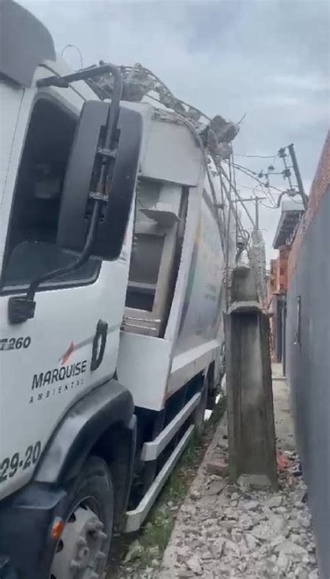 Not Cias Caminh O Coletor De Lixo Arranca Fia O Derruba Poste E