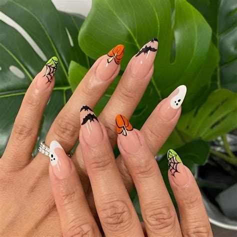 30 Simple Yet Pretty Short Halloween Nails For Spooky Season