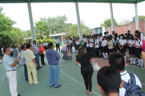 Entrega EfrÉn Adame MontalvÁn 30 Cubetas De Pintura En El Colegio De