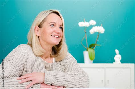 glückliche blonde frau Stock Photo Adobe Stock