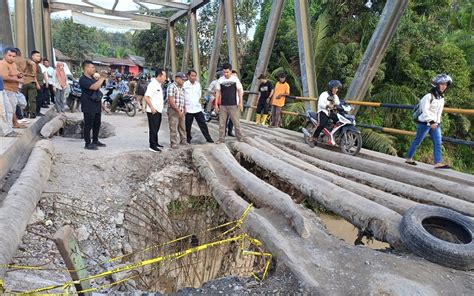 Jembatan Penghubung Dua Kabupaten Ambruk Emak Emak Di Serdang Bedagai