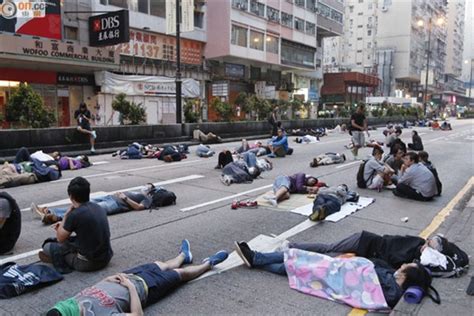 香港警方与占中者对峙 万维读者网