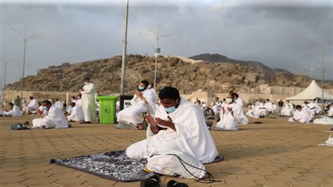 لقطات مهيبة من تضرُّع الحجاج في جبل الرحمة بعرفة