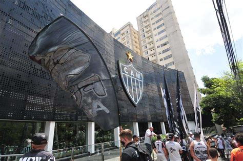 Torcedores Do Atl Tico Protestam Contra Diretoria E Caso Thiago Neves