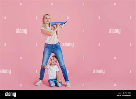 Sch Ne Blonde Mutter Mit Sohn Junge Frau Und Baby Boy Rosa Hintergrund Stockfotografie Alamy