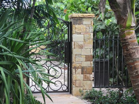 Stone Pillar Garden Gate Exotique Jardin Miami Par Matthew