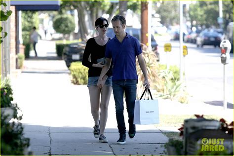 Anne Hathaway Victory Fund Brunch With Adam Shulman Photo 2976310