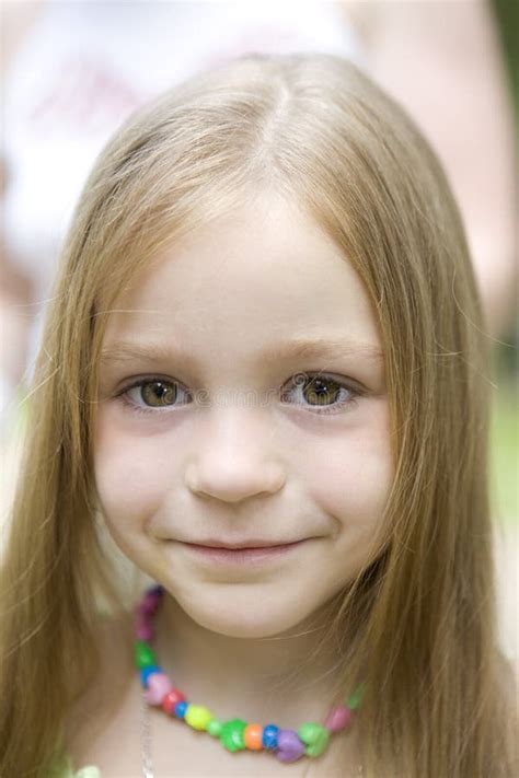 Verticale De Jeune Fille Blonde Image Stock Image Du Beau Petit