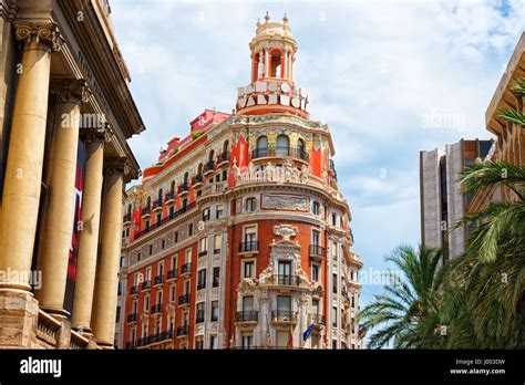 Arquitectura Moderna En El Centro Antiguo De La Ciudad De Valencia