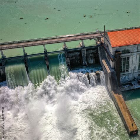 Offene Schleusen Beim Wasserkraftwerk M Hleberg Im Kanton Bern Nach Dem