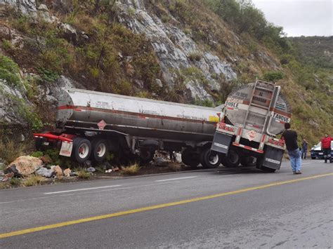 Pipa Doble Remolque Se Estrella Contra Talud De La Rumbo Nuevo