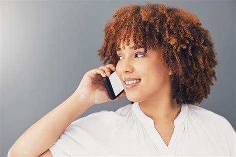 Llamada telefónica feliz y contacto con una mujer negra en el fondo del