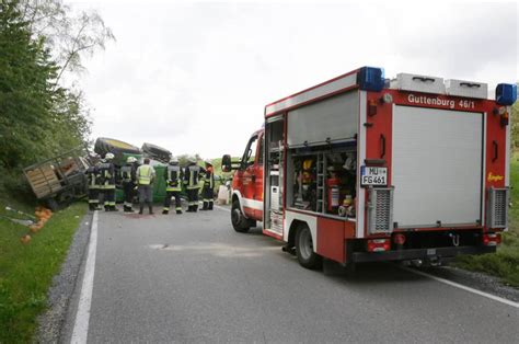 Kraiburg Fotos Vom Unfall Mit Traktorgespann Auf Stra E Bei Oberneukirchen