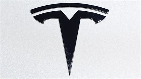 Trending ticker: Tesla surges above $900 a share [Video]