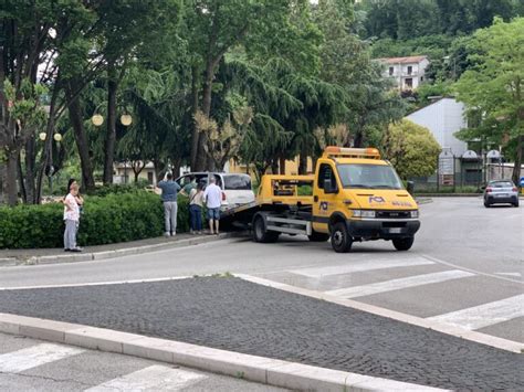 Sbanda Con Lauto E Finisce La Corsa Nei Giardini Di Piazza Alpini Orta