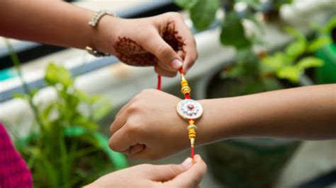 Raksha Bandhan Ke Baad Rakhi Ka Kya Karna Chahiye What To Do With The