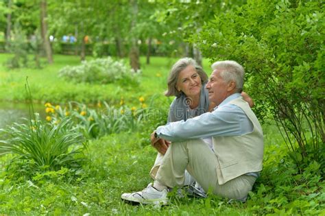 Retrato De Una Hermosa Pareja De Ancianos En Parque Foto De Archivo