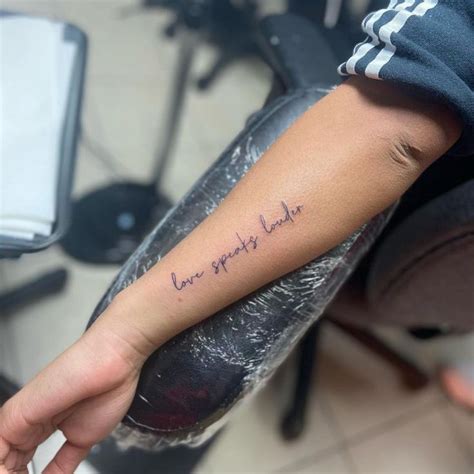 Tatuaggi con scritte le idee più ricche di significato a cui ispirarsi