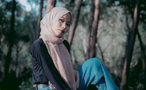 Baju Hitam Cocok Dengan Jilbab Warna Apa Ini Ide Padu Padannya