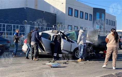 Aparatoso accidente brinca camellón del Juan Pablo II y choca de frente