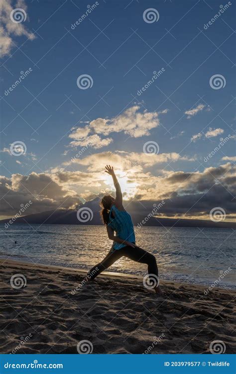 Yoga En La Playa Al Atardecer Imagen De Archivo Imagen De Joven Sano