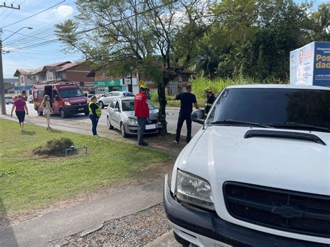 Quatro Carros Se Envolvem Em Engavetamento Na Rua Presidente Costa E