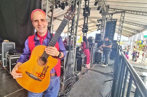 Dança folclórica fotografia e muita música para embalar o último final