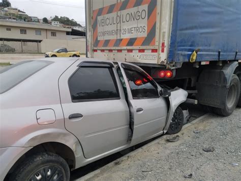 Sargento do Exército entra carro embaixo de caminhão na Rodovia dos