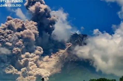 Gunung Merapi Muntahkan Awan Panas Siang Ini Warga Diimbau Tidak