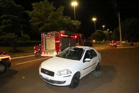 Casal fica ferido após carro capotar nos altos da Avenida Afonso Pena