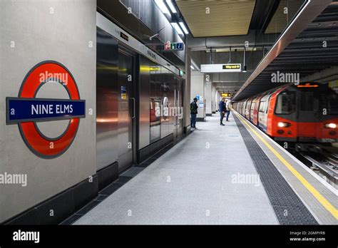 Nine Elms Roundel Hi Res Stock Photography And Images Alamy