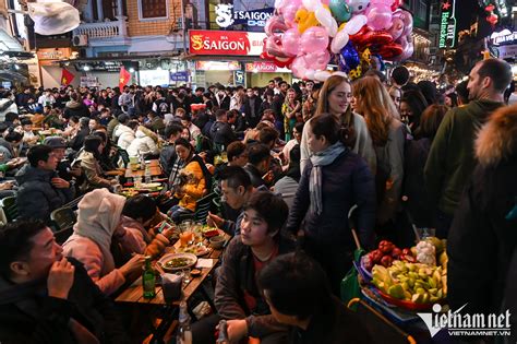 Foreign tourists welcome the New Year in Hanoi