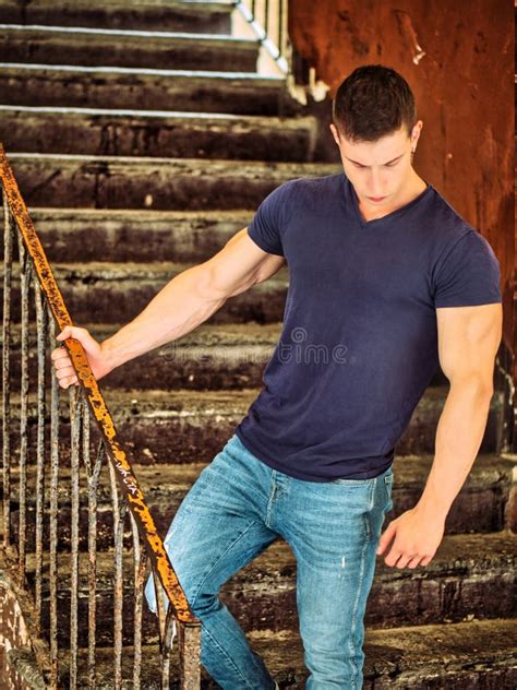 Un Joven Apuesto En Las Escaleras Foto De Archivo Imagen De Ajuste