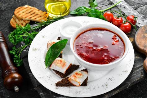 Sopa De Remolacha Borscht Tradicional Ucraniano Con Manteca De Cerdo Y