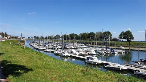 La Plage De Cayeux Sur Mer Et Le Port De Saint Valery Sur Somme