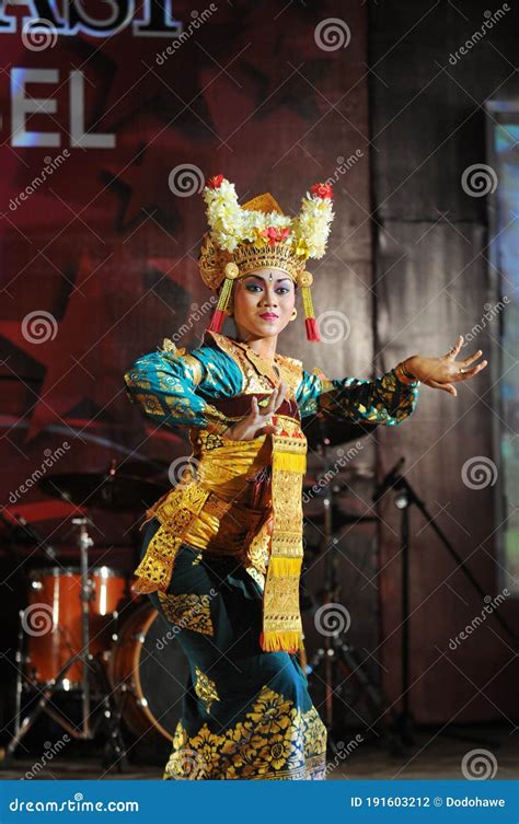 Balinese Dancers Wearing Traditional Costume Editorial Photography - Image of dress, attractive ...