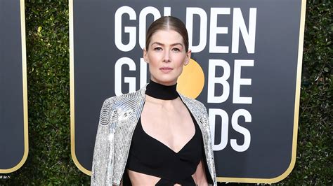 El Vestido Definitivo De Los Globos De Oro Es El De Rosamund Pike