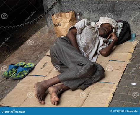 Mumbai India 20 November 2018 Homeless Man Sleeping In The Street