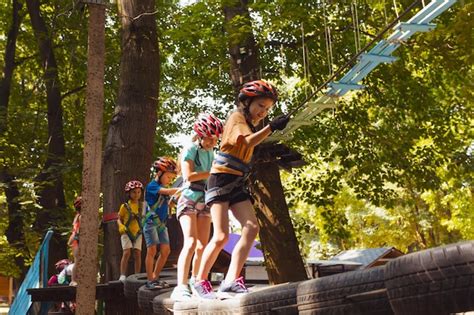 Los Niños Están Superando Obstáculos En El Parque De Cuerdas Foto