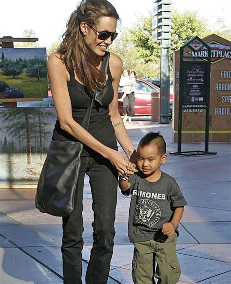 “he Smiled At Her And Got Up Instead Of Crying ” How Angelina Jolie