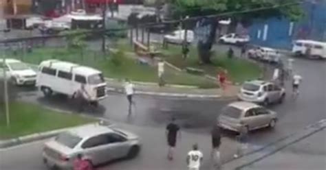 VÍdeo Antes Do Clássico Ba Vi Torcedores De Bahia E Vitória Se Envolvem Em Confusão No Bairro