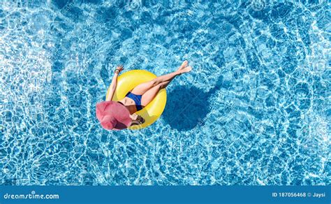 Mooie Vrouw In Dat Zwembad Vanuit Een Bovenstaand Meisje In Bikini Relaxen En Zwelgen Op