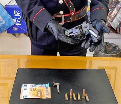 Montalto Di Castro Con Una Pistola In Pugno Minaccia I Passanti E Li